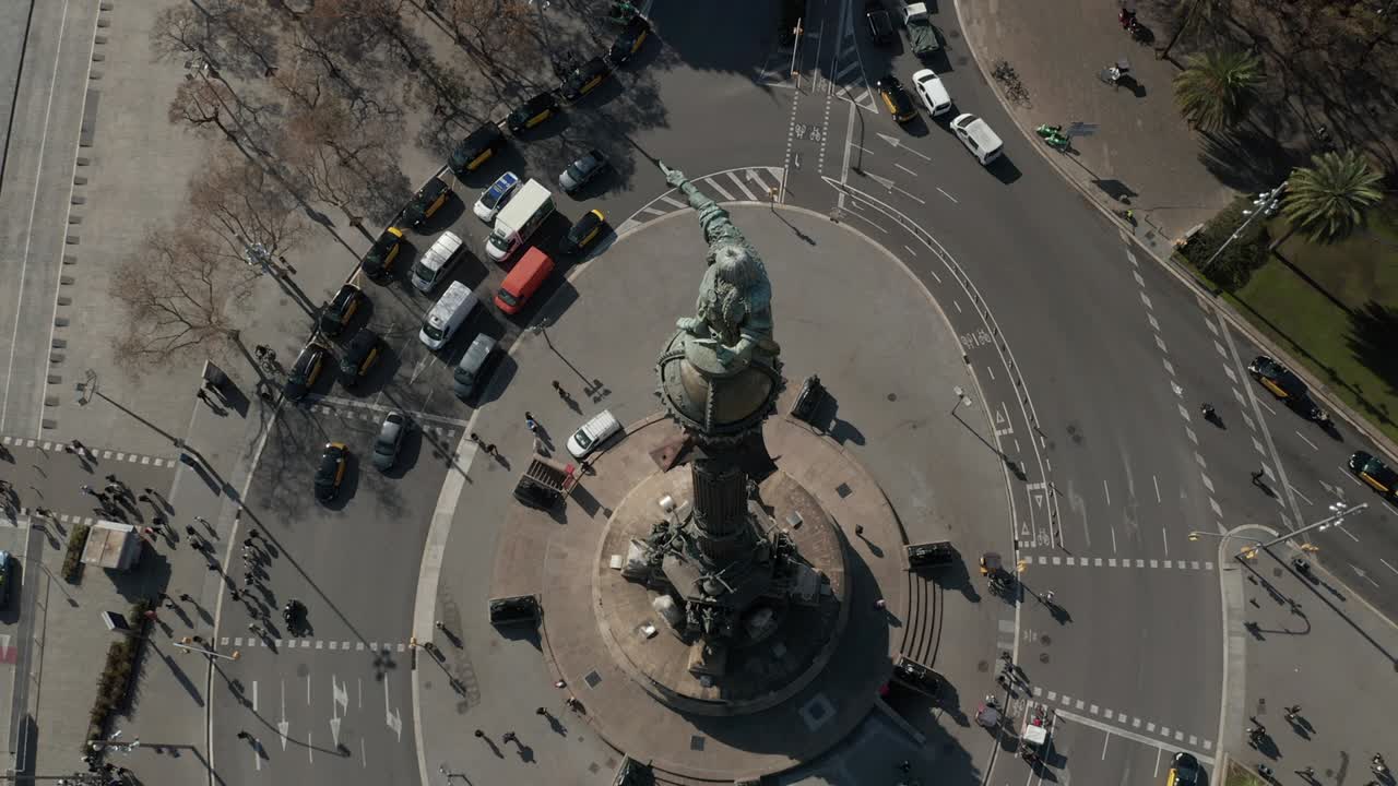 UDARA: Tampak dekat Monumen Columbus di Barcelona, Spanyol pada Hari yang Cerah Indah dengan lalu lintas mobil padat di Bundaran [4K]