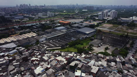 vista aérea sobre el gueto de vila nova jaguare hacia una zona industrial, en la soleada sao paulo, brasil
