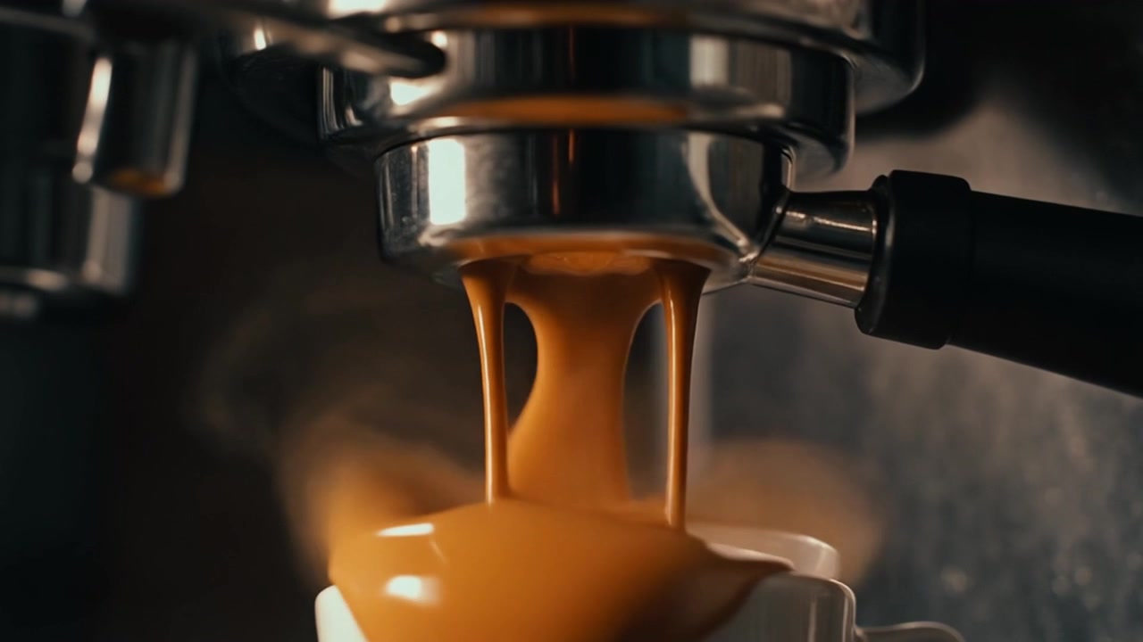 Caffè espresso che viene erogato da una macchina da caffè professionale nella tazza