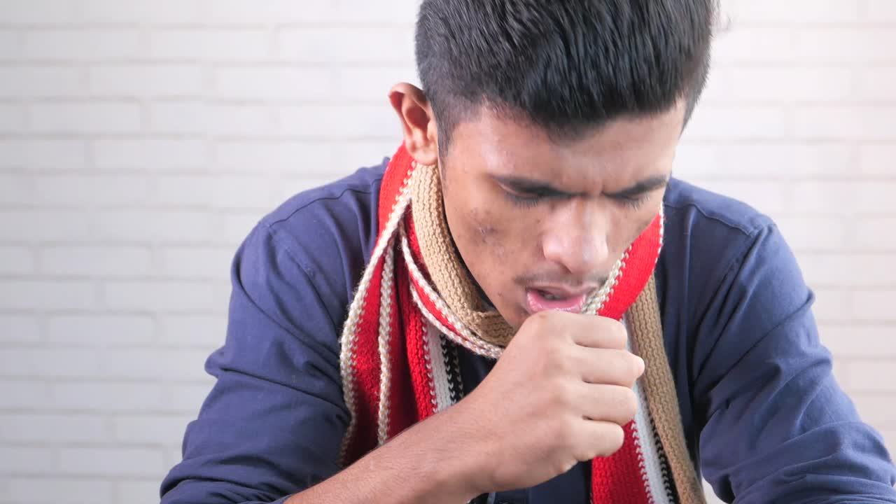 젊은이가 기침하고 기분이 나다.