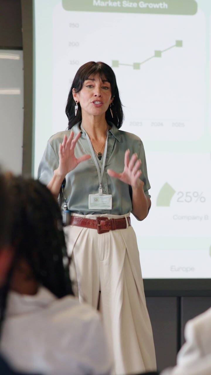 Donna d'affari professionista che tiene una presentazione in una riunione aziendale