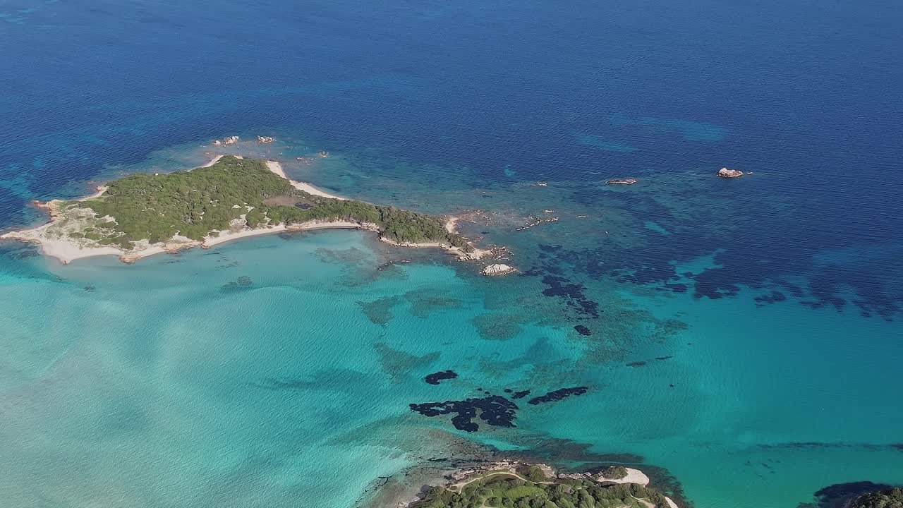 Panorami delle acque cristalline e delle caratteristiche del territorio della Corsica, in Francia