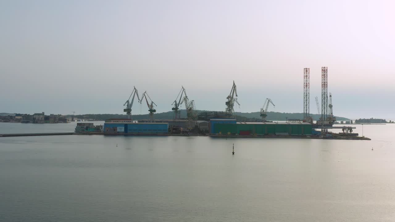 antena: grúas de muelle en el puerto industrial de la ciudad de pula, costa mediterránea de croacia