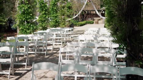 Reihen-Weißer,-Leerer-Klappstühle-Vor-Der-Zeremonie---Hochzeitsszene-Im-Freien---Statische-Aufnahme