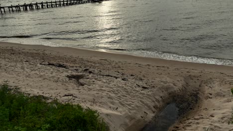 Aerial-reveal-of-dock-on-Mobile-Bay-in-Fairhope,-Alabama