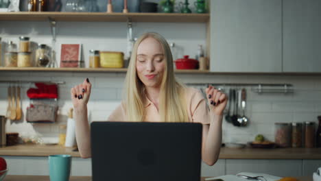 Frau-Tanzt-Musik-Auf-Laptop-In-Der-Küche,-Nahaufnahme.-Frau-Macht-Pause-Bei-Der-Fernarbeit