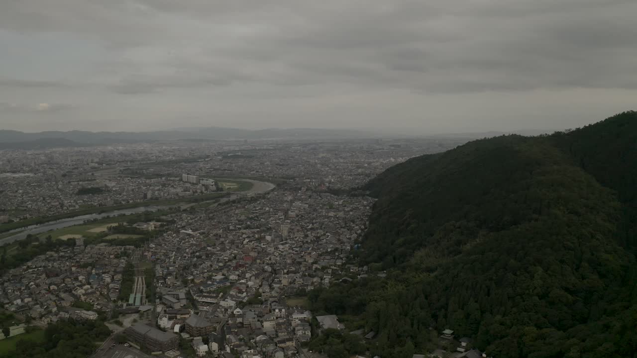 toma aérea de kyoto con drones al atardecer cerca de un río, japón, asia