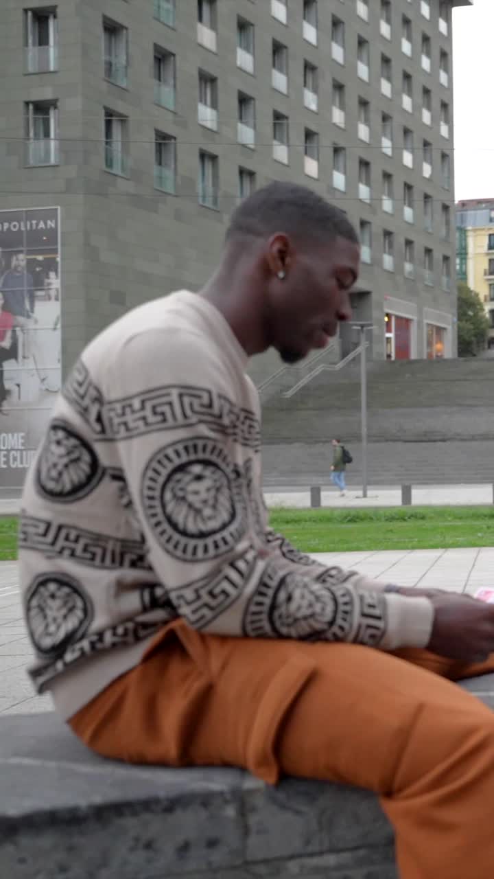 Jovens Amigos Felizes Jogando Cartas ao Ar Livre em Cenário Urbano