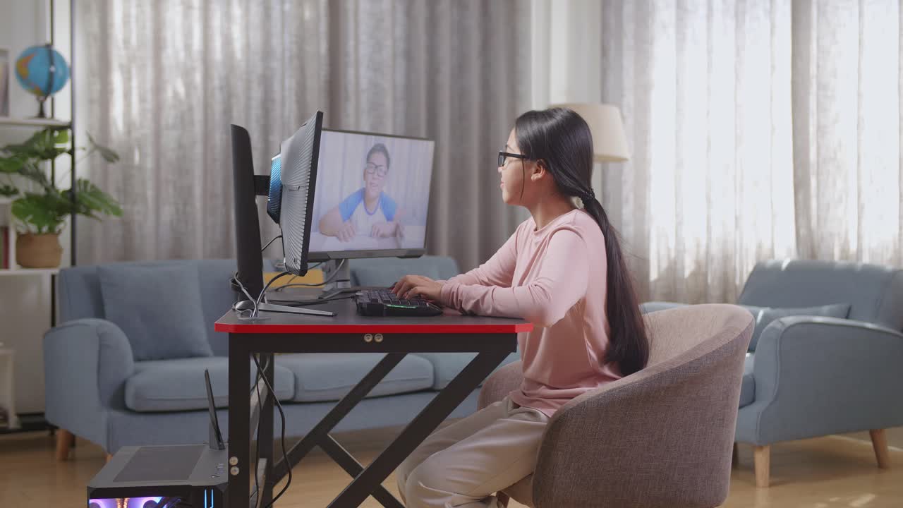 소녀가 비디오 통화를 하고 있습니다.