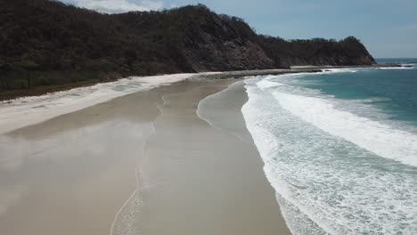 Olas-Rompiendo-En-La-Orilla-En-La-Playa-Barrigona,-También-Conocida-Como-Playa-Mel-Gibsons-En-Costa-Rica