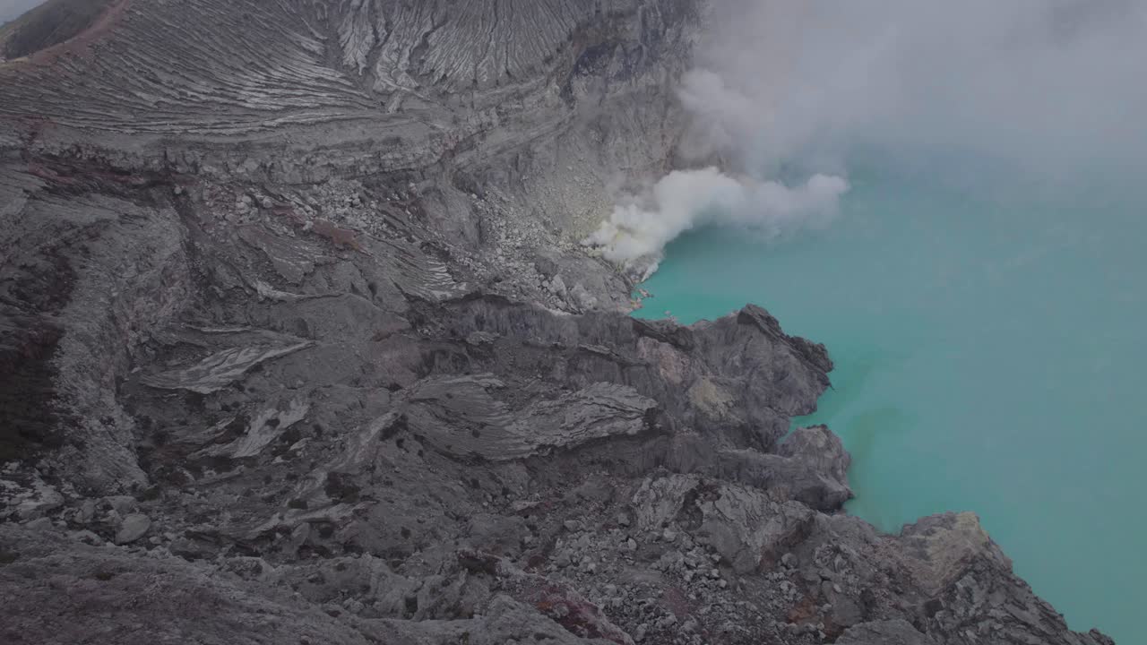 lago volcánico del monte ijen en java oriental, indonesia - vista desde el aire