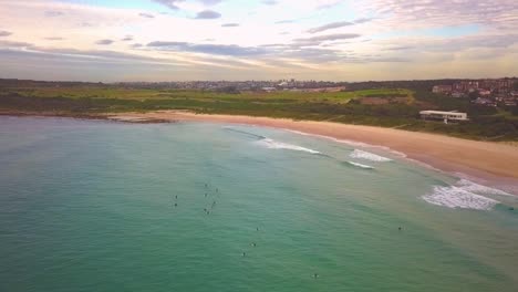 Luftaufnahme-Von-Surfern,-Die-Wellen-Fangen,-Surfen-Im-Winter-An-Einem-Windigen,-Bewölkten-Morgen,-Maroubra-Beach,-Sydney-Australien