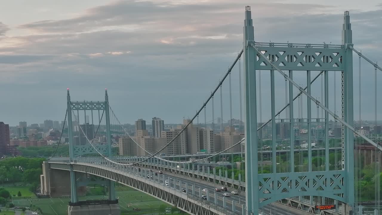 Alacakaranlıkta New York şehrindeki Queensboro Köprüsü'nün görünümü