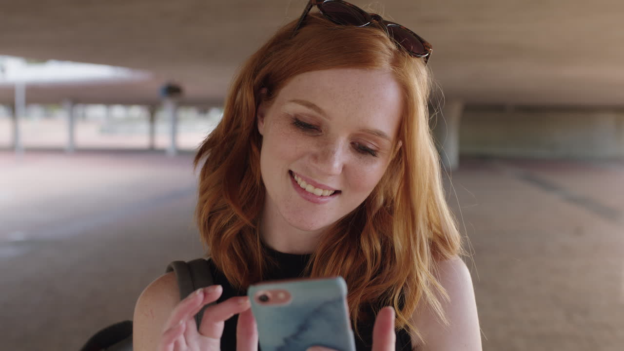 bellissima donna rossa ritratto di uno studente felice che usa uno smartphone