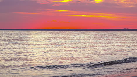 timelapse del paisaje marino en el cielo del atardecer con olas tranquilas en la costa