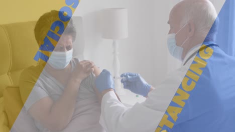 texto de distanciamiento social contra el médico senior masculino que da la vacuna contra la covid-19 a una paciente femenina