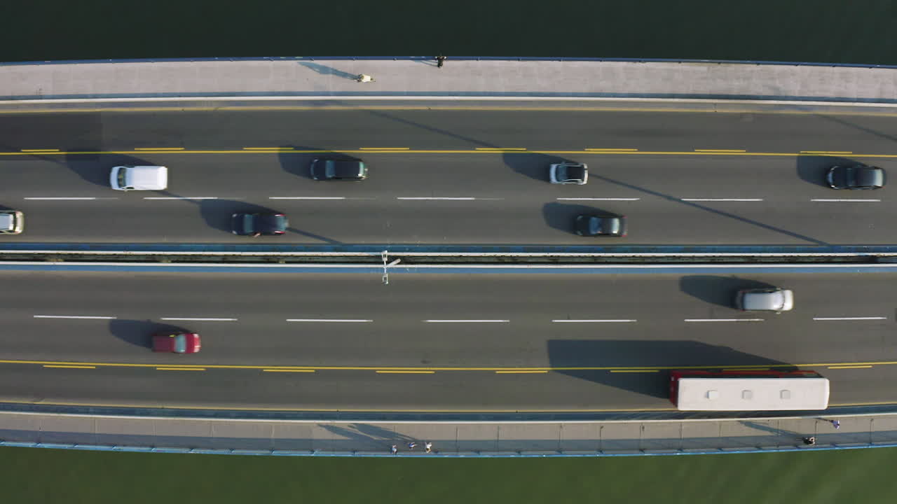 세르비아 다뉴브강 다리의 꼭대기 전망, 조감도 관점에서 4k로 촬영된 자동차 교통