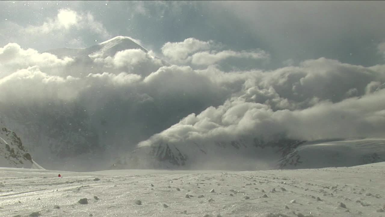 надвигается метель, светит солнце