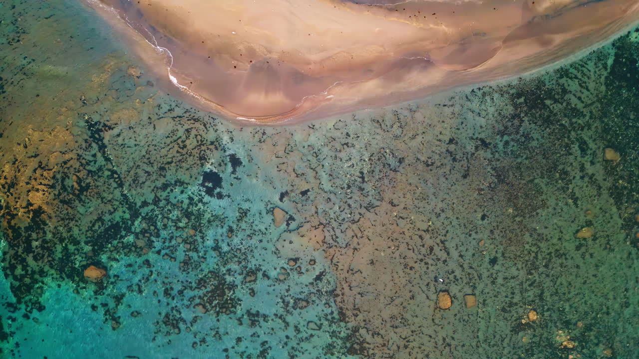 조용한 물결이 산호를 고 있는 바가 위쪽을 바라보며 휴식을 취하는 열대 휴양지 해변 드론