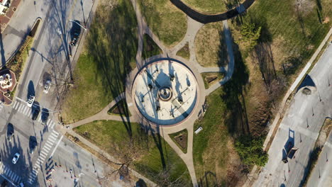 la intersección giratoria del parque de la ciudad se acerca con el tráfico