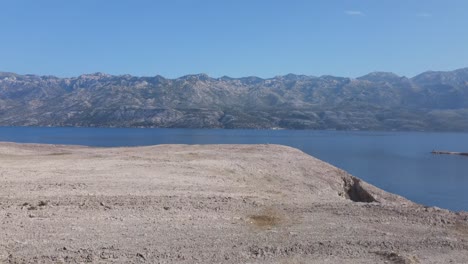 Despegue-Una-Vista-Aérea-Sobre-El-Paisaje-Escarpado-Iluminado-Por-El-Sol-En-La-Costa-Adriática-Croata