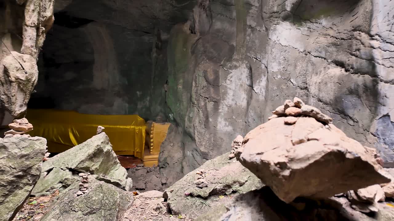 As you go inside the Reclining Budda cave sanctuary you see a long buddhist reclining buddha in gold and then the cave continues deeper. Its next to Ao Noi Temple