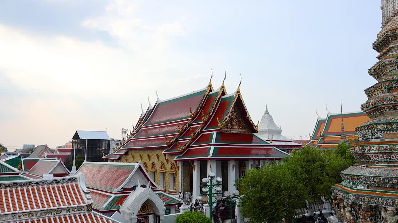 A serene panoramic view of Wat Arun temple in Bangkok, showcasing intricate architecture under soft daylight with a clear sky
