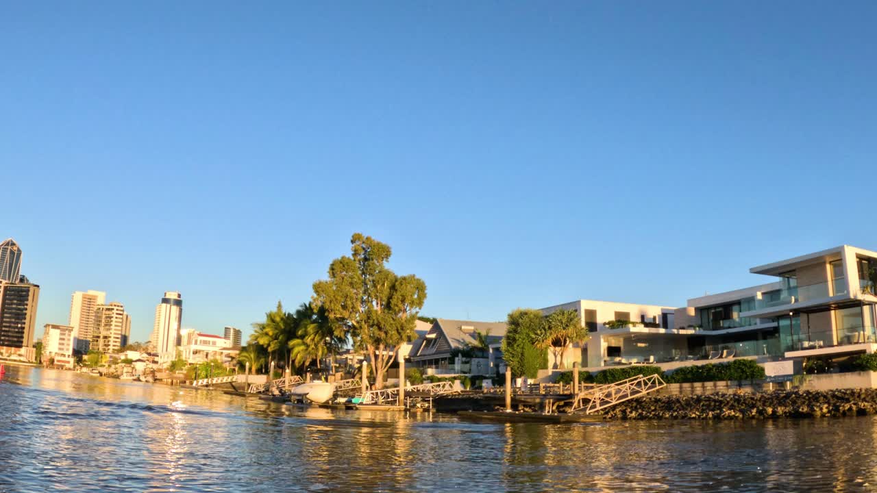 도시에서 강변에 있는 고급 주택