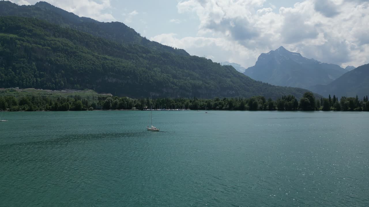 barco de vela en el agua del lago, walensee glarus, weesen walenstadt, suiza- vista hacia adelante