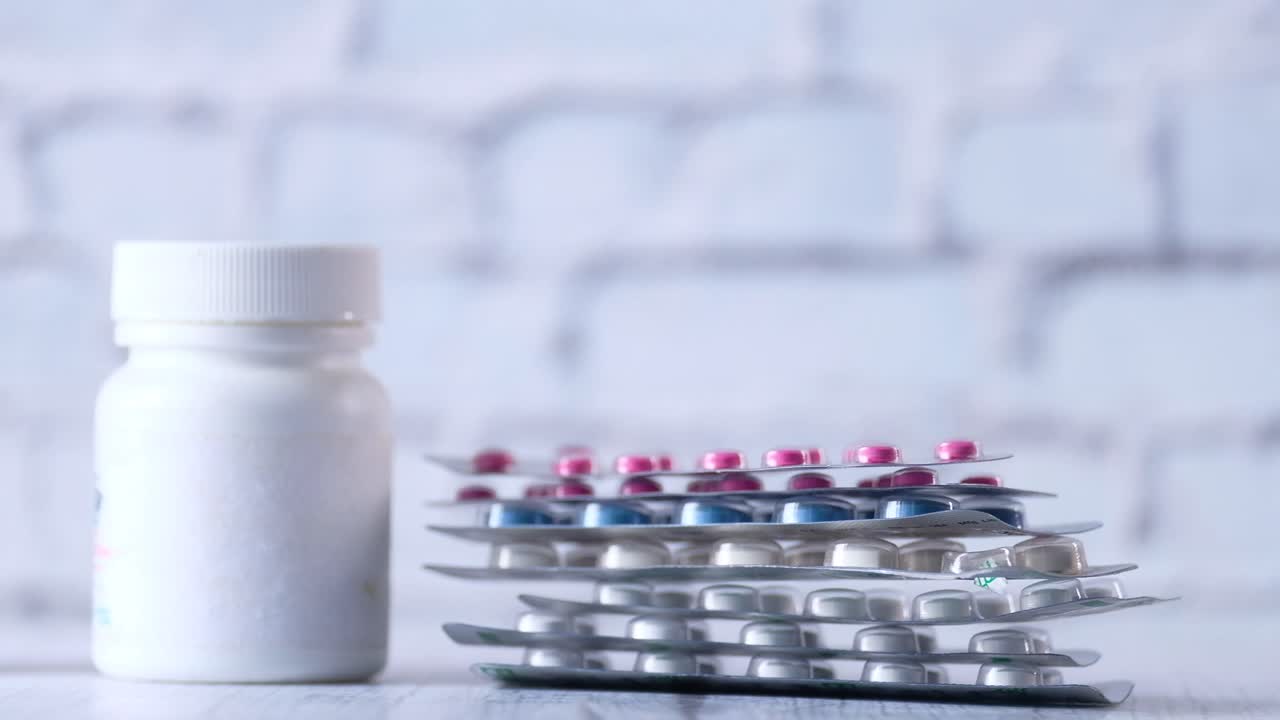 포장 된 다양한 종류의 알약