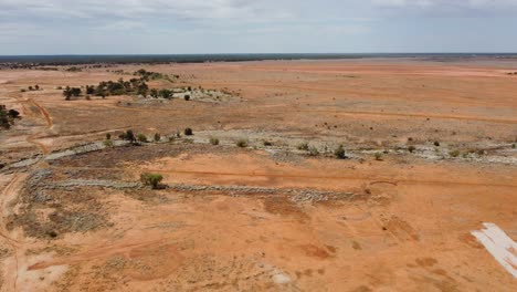 Dron-Descendiendo-Y-Luego-Dando-Marcha-Atrás-Sobre-Un-Extraño-Parque-Interior-Que-Muestra-Una-Estatua-De-Dinosaurio