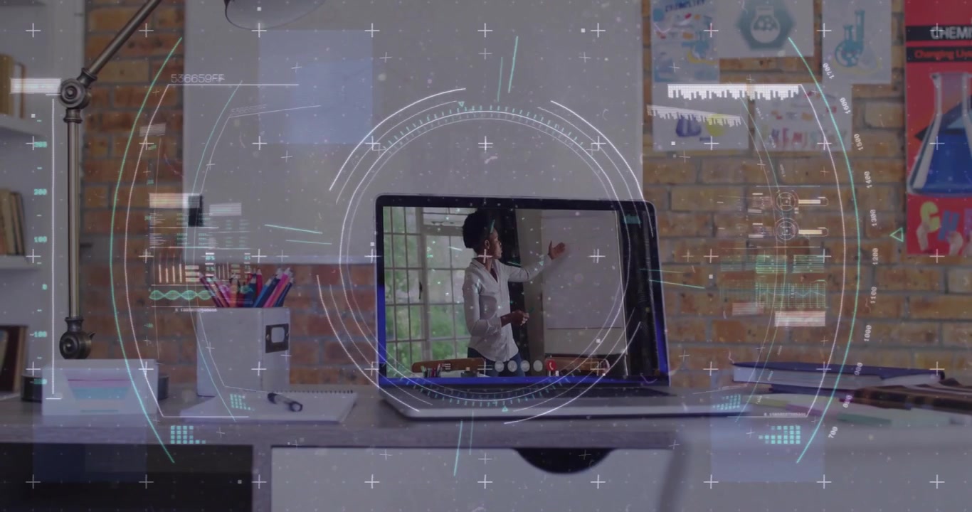 Video verticale: Sovrapposizione HUD che appare, tutor con top bianco che indica una lavagna sul laptop con un pennarello