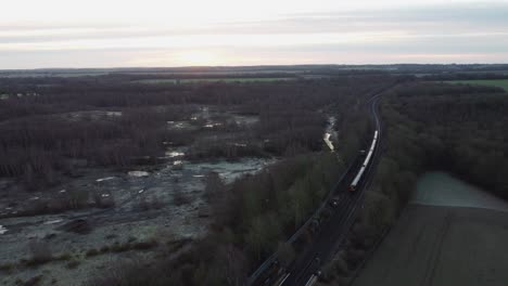 Un-Tren-Que-Sale-De-La-Estación-De-Tren-De-Un-Pueblo-En-Inglaterra