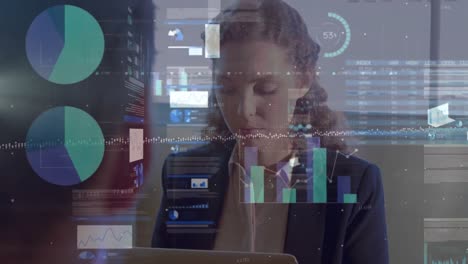 animación del procesamiento de datos financieros sobre diversas personas de negocios