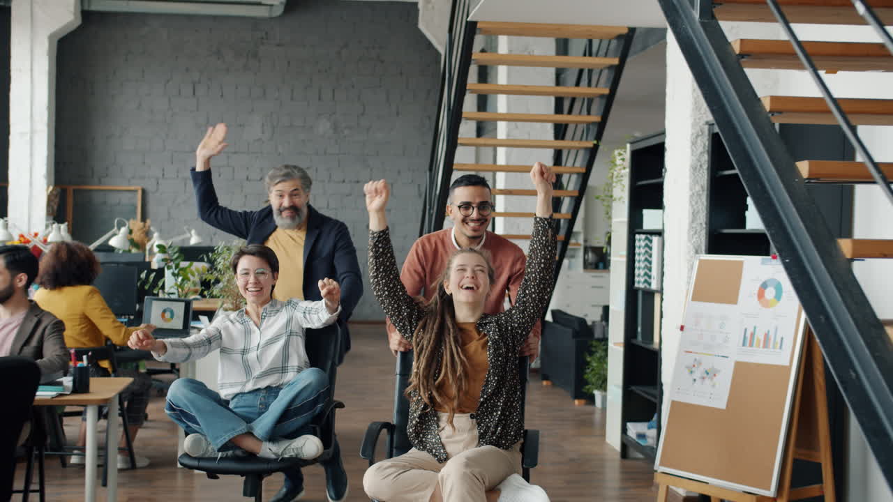 feliz equipo de la oficina celebrando el éxito