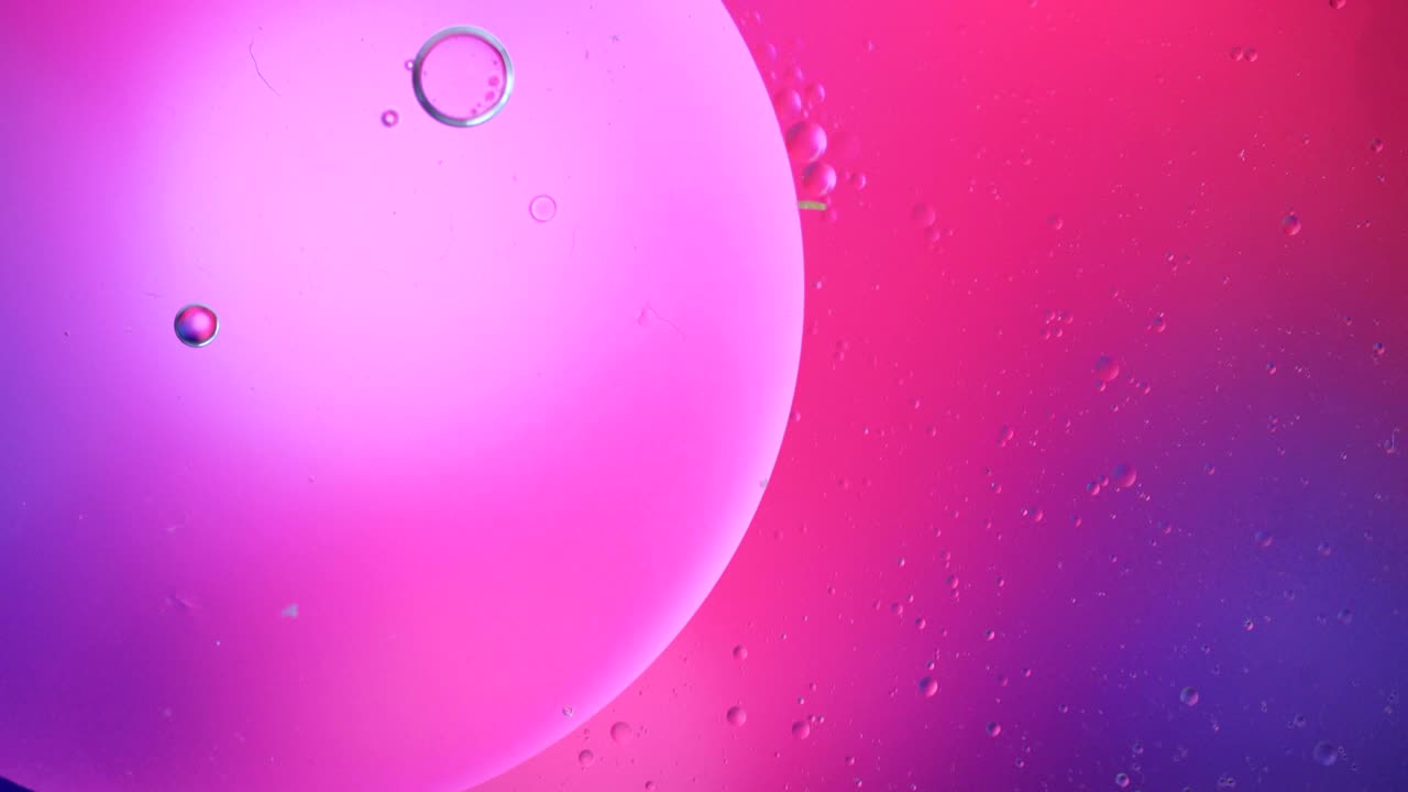 다채로운 거품의 환상적인 구조, 혼란스러운 움직임, 추상적인 다채로운 페인트,  뷰, 액체에 있는 거품의 움직임, 기름 표면, 다채로운 배경, 매크로.