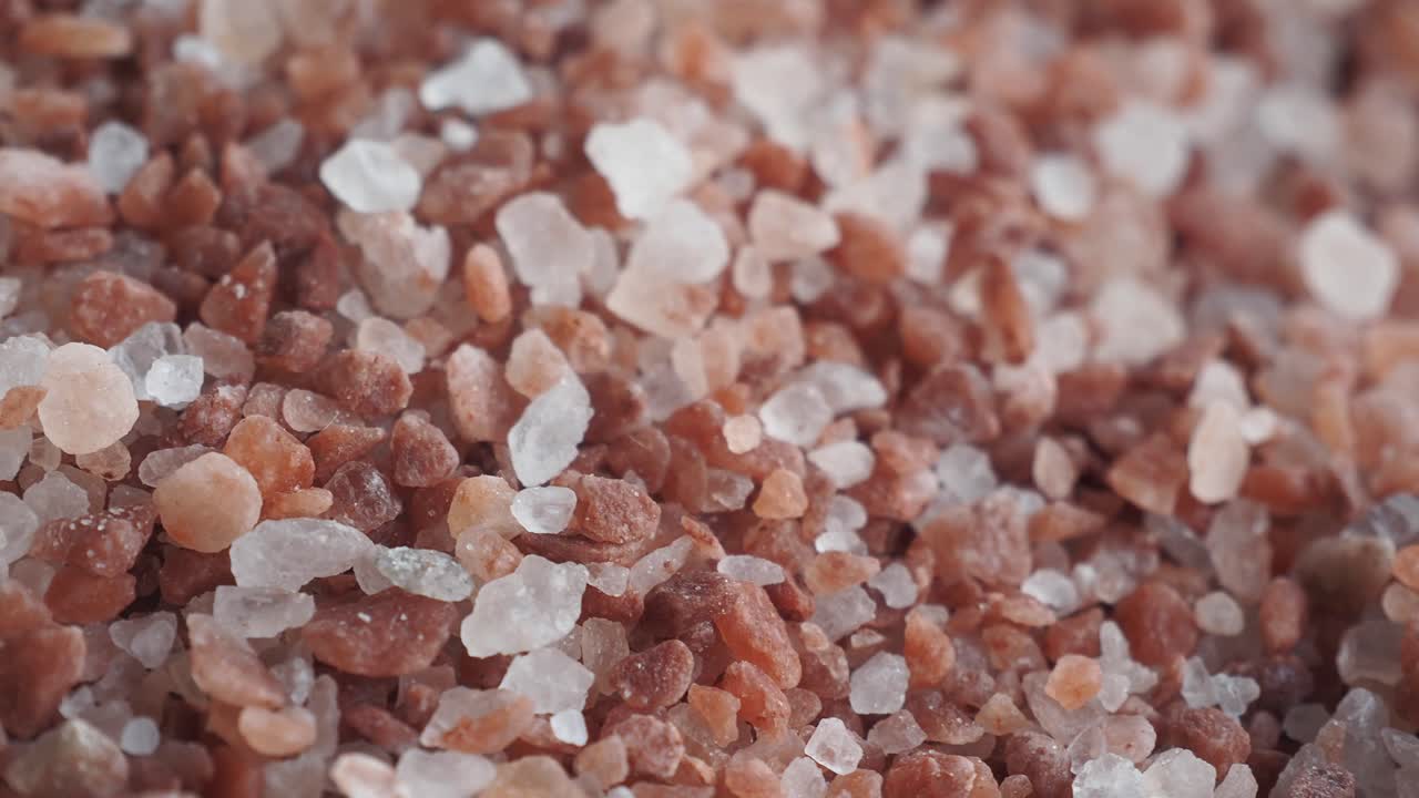 primer plano de cristales de sal rosados y blancos mezclados