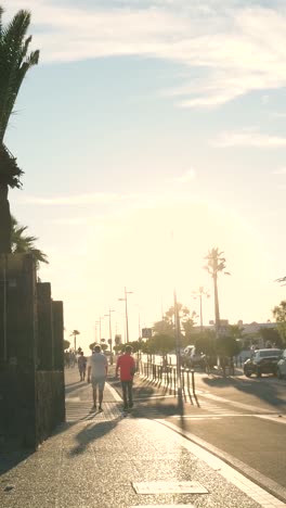 paseo al atardecer en una calle costera