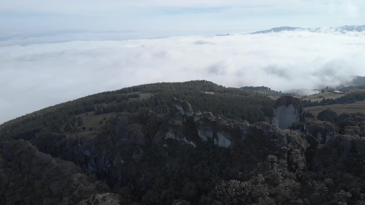 드론이 구름 위를 아 적도에서 수행