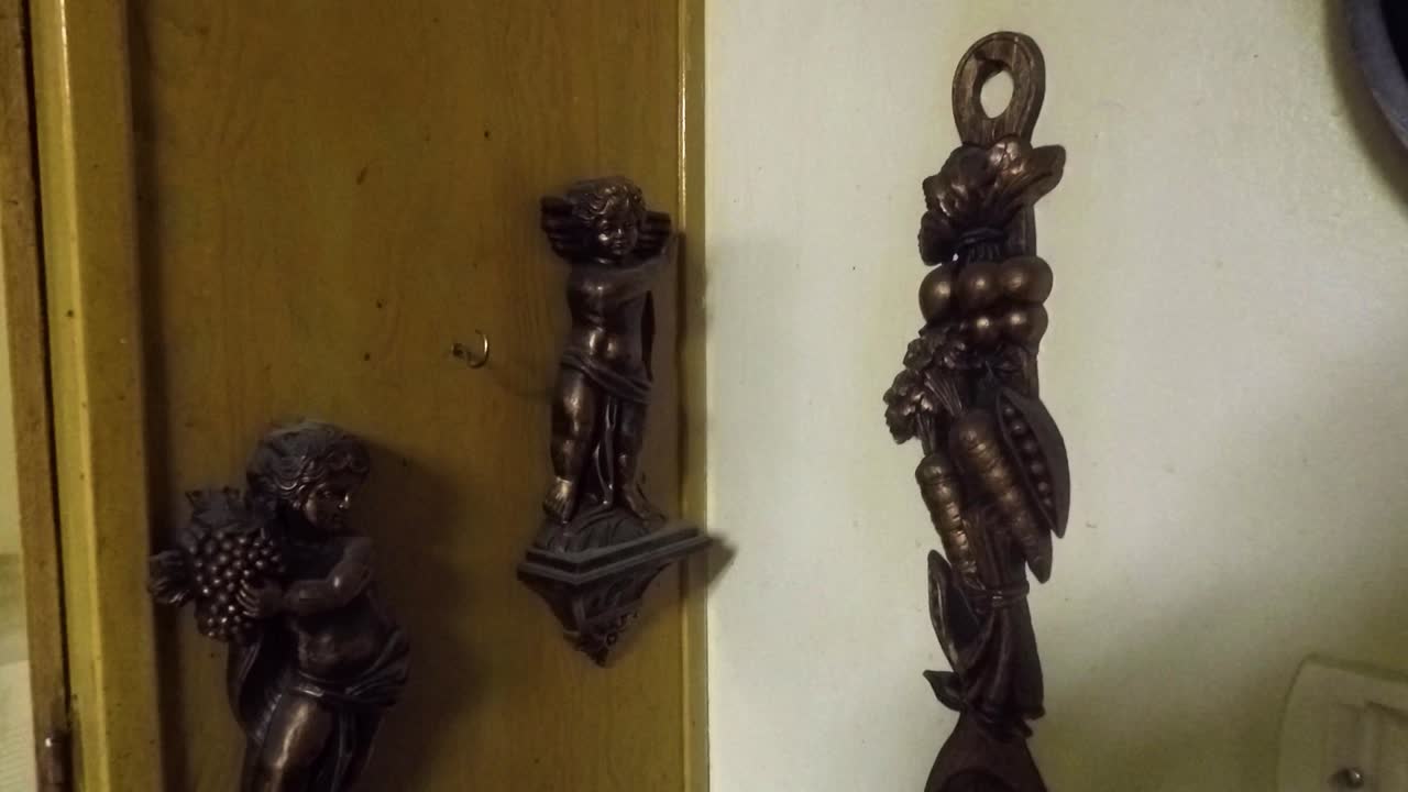 Bir oturma odasında asılı duvar sanatı.