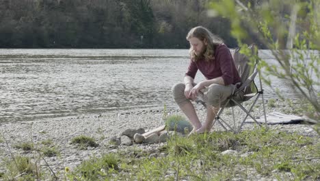 Der-Gutaussehende-Typ-Macht-Ein-Feuer-Neben-Der-Donau