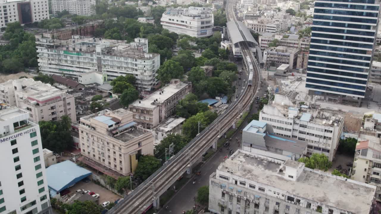 Un'evocativa ripresa aerea dal basso mostra un treno della metropolitana che si avvicina alla stazione vicino al quartiere degli affari