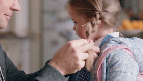 Vater-Bereitet-Seine-Tochter-Auf-Die-Schule-Vor-Und-Flechtet-Die-Haare-Kleiner-Mädchen-Und-Kümmert-Sich-Gerne-Um-Das-Kind