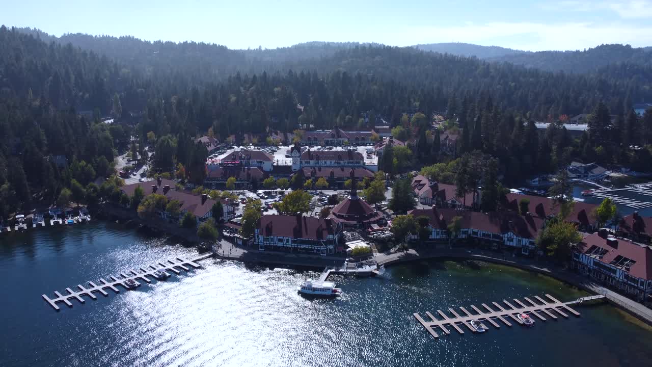 Lungolago del centro di Lake Arrowhead, California meridionale. Circondato da foreste e una lussureggiante vegetazione nelle montagne di San Bernardino. Bacino di acqua sorgiva. Destinazione turistica vicino a Big Bear.