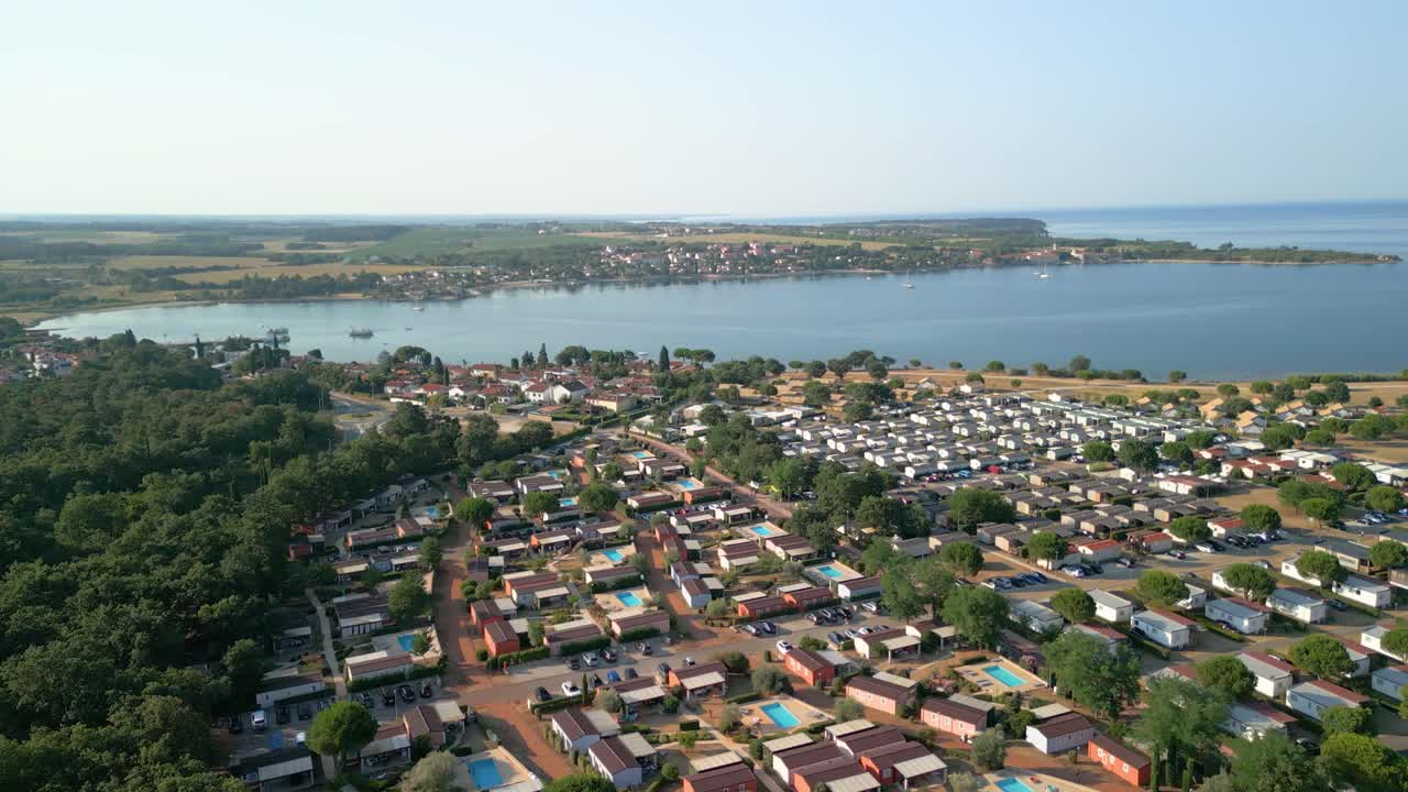 크로아티아 캠핑장 상공 드론 비행