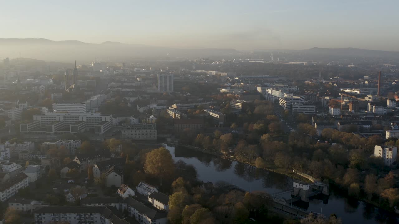 아름다운 부드러운 햇빛과 안개로 뒤덮인 카셀의 도시 풍경을 드론으로 촬영했습니다.