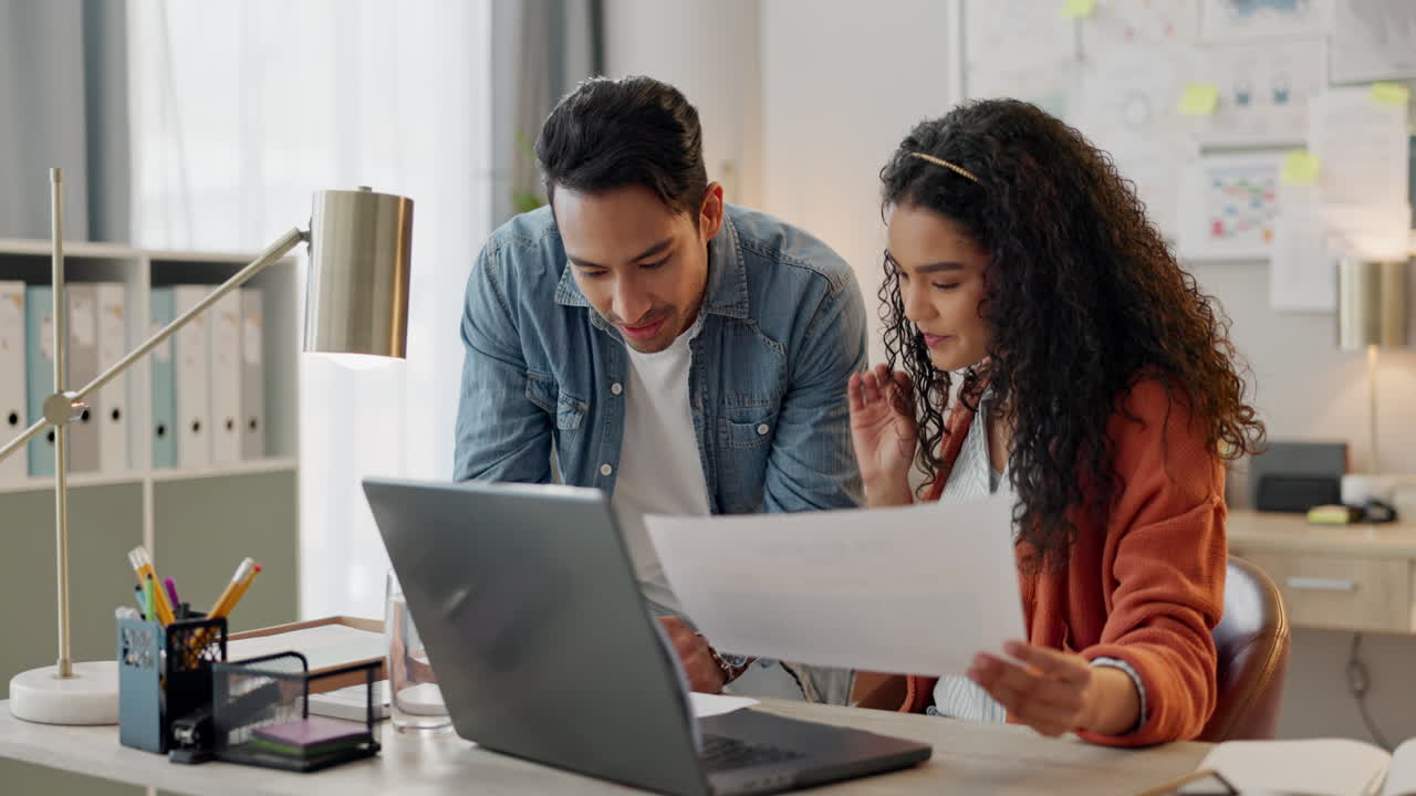 gente de negocios, computadora portátil y ayuda con la puesta en marcha