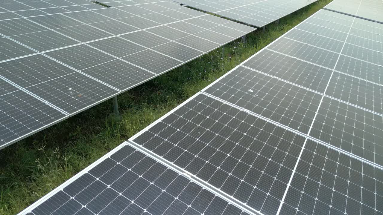 Pannelli solari, energia fotovoltaica, grande installazione.