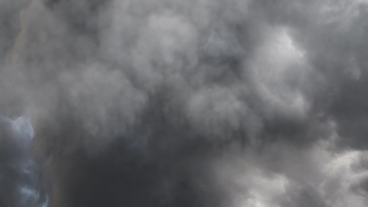 하늘에서 번개와 함께 어두운 구름 4k