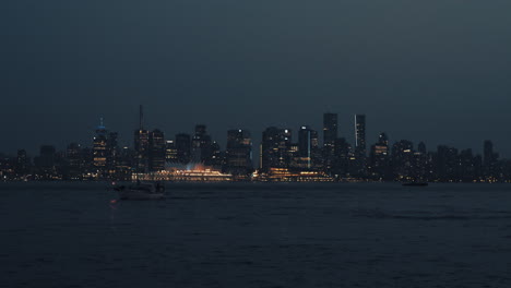 Dämmerung-über-Vancouver-Downtown-Skyline-Mit-Yacht-Im-Vordergrund